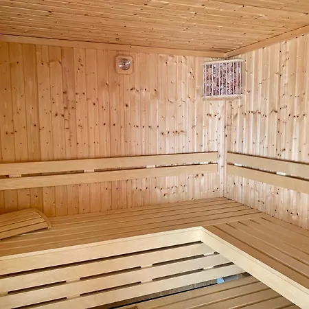Mit Meerblick, Schwimmbad Und Sauna 民宿